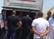 بالفيديو: تعطل حافلة حجاج مدينة يافا اثناء مرورها في الأراضي الأردنية 